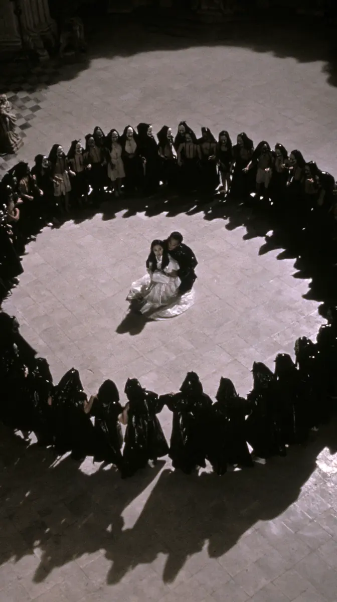 Baroque Hall Masked Circle Midjourney提示词