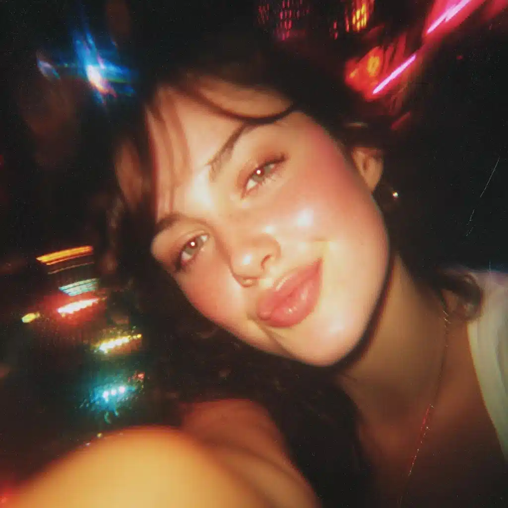 Blurry Nightclub Selfie Portrait Midjourney提示词