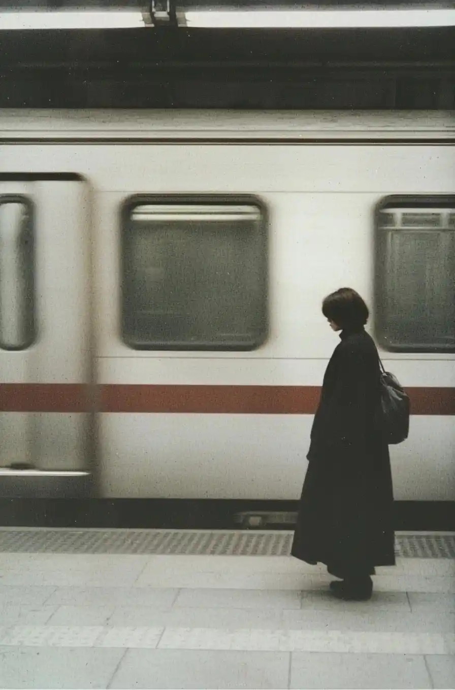 Minimalist Fashion Motion Portrait Midjourney提示词