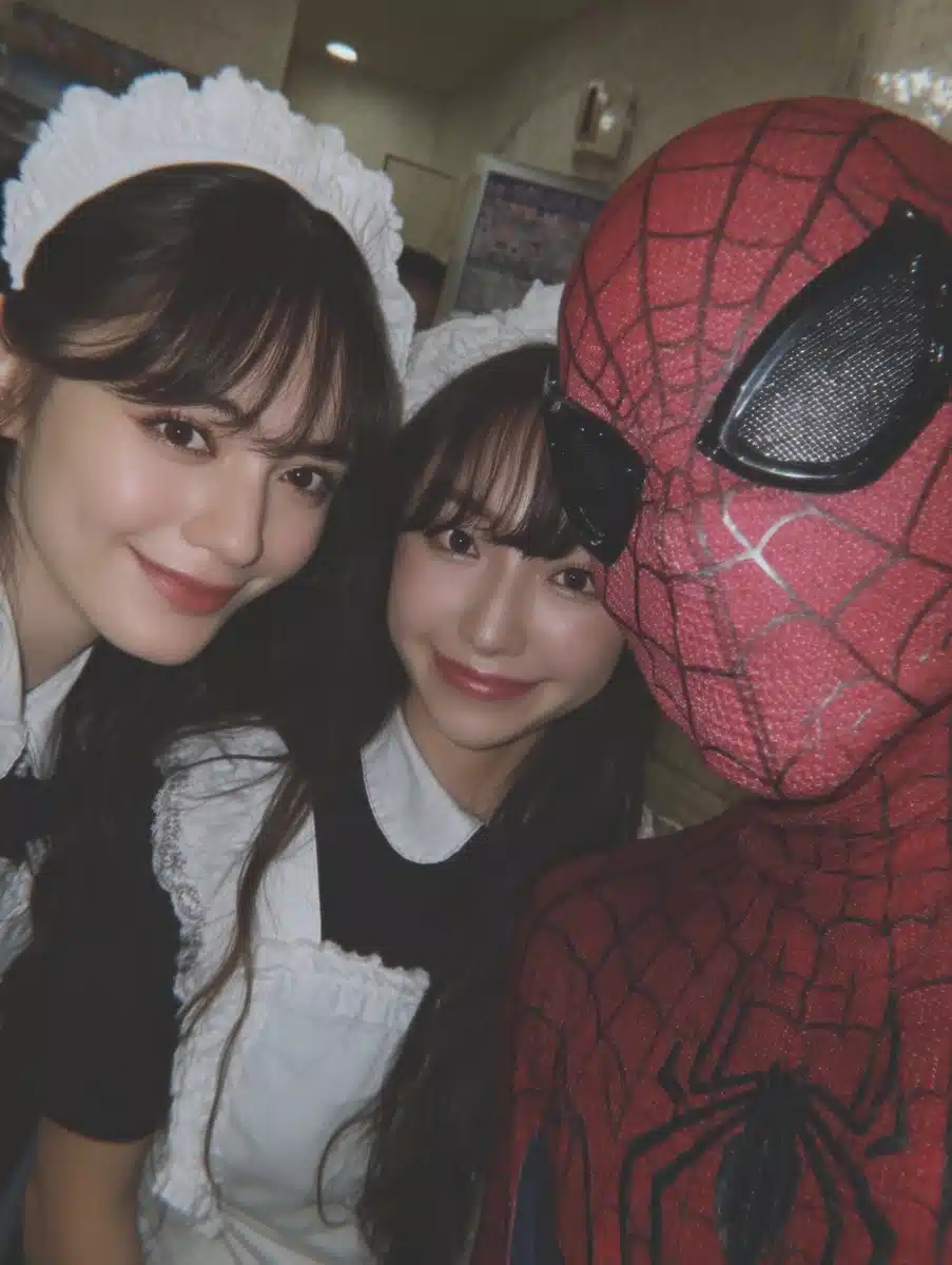 Spider-Man Cafe Selfie Photography Midjourney提示词