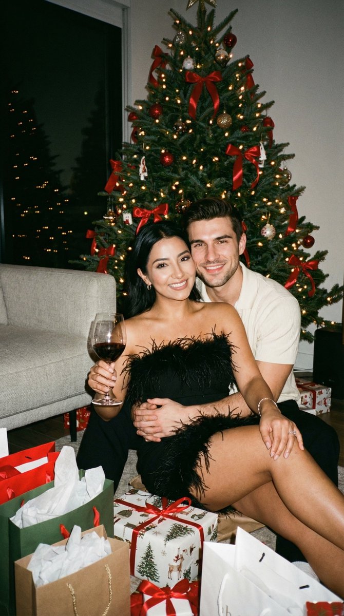 Joyful Couple Christmas Portrait with Festive Gifts Nano Banana提示词