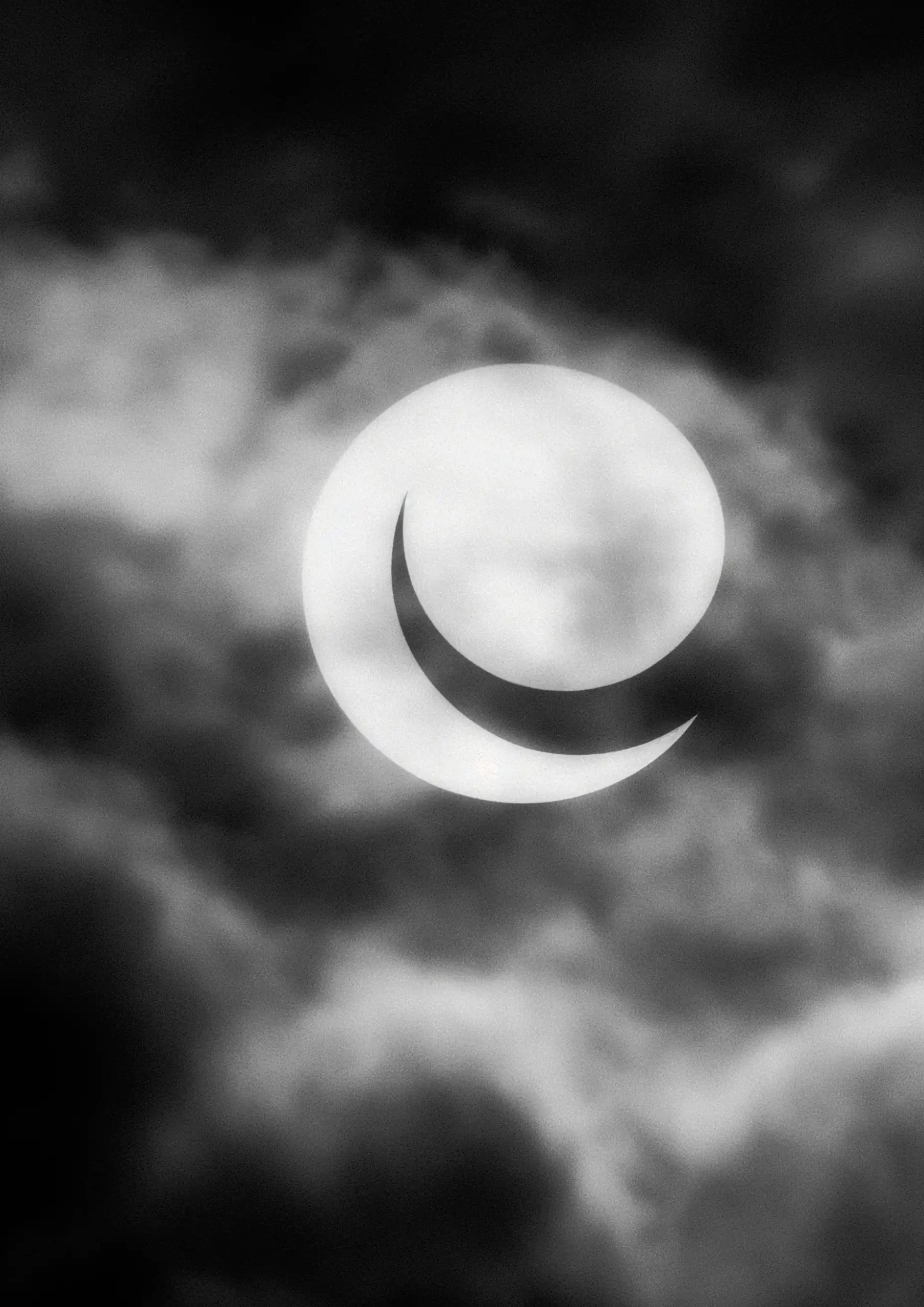 Minimalist Eclipse on Hasselblad Midjourney 提示词生成效果