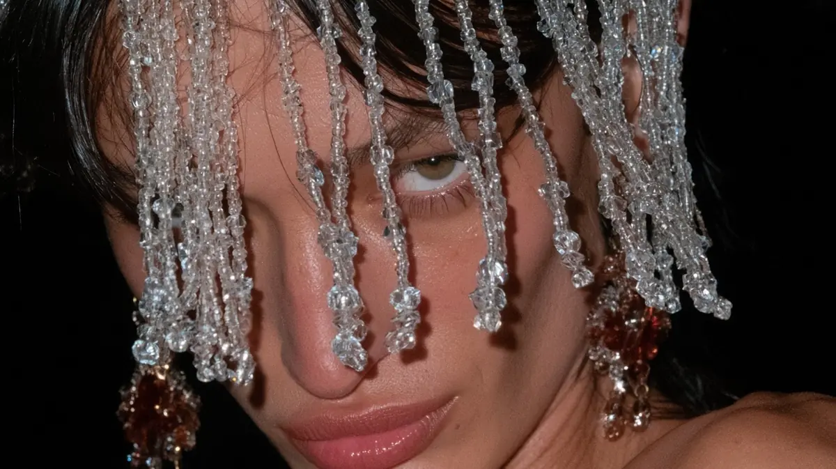 Macro Beaded Fashion Portrait Midjourney提示词