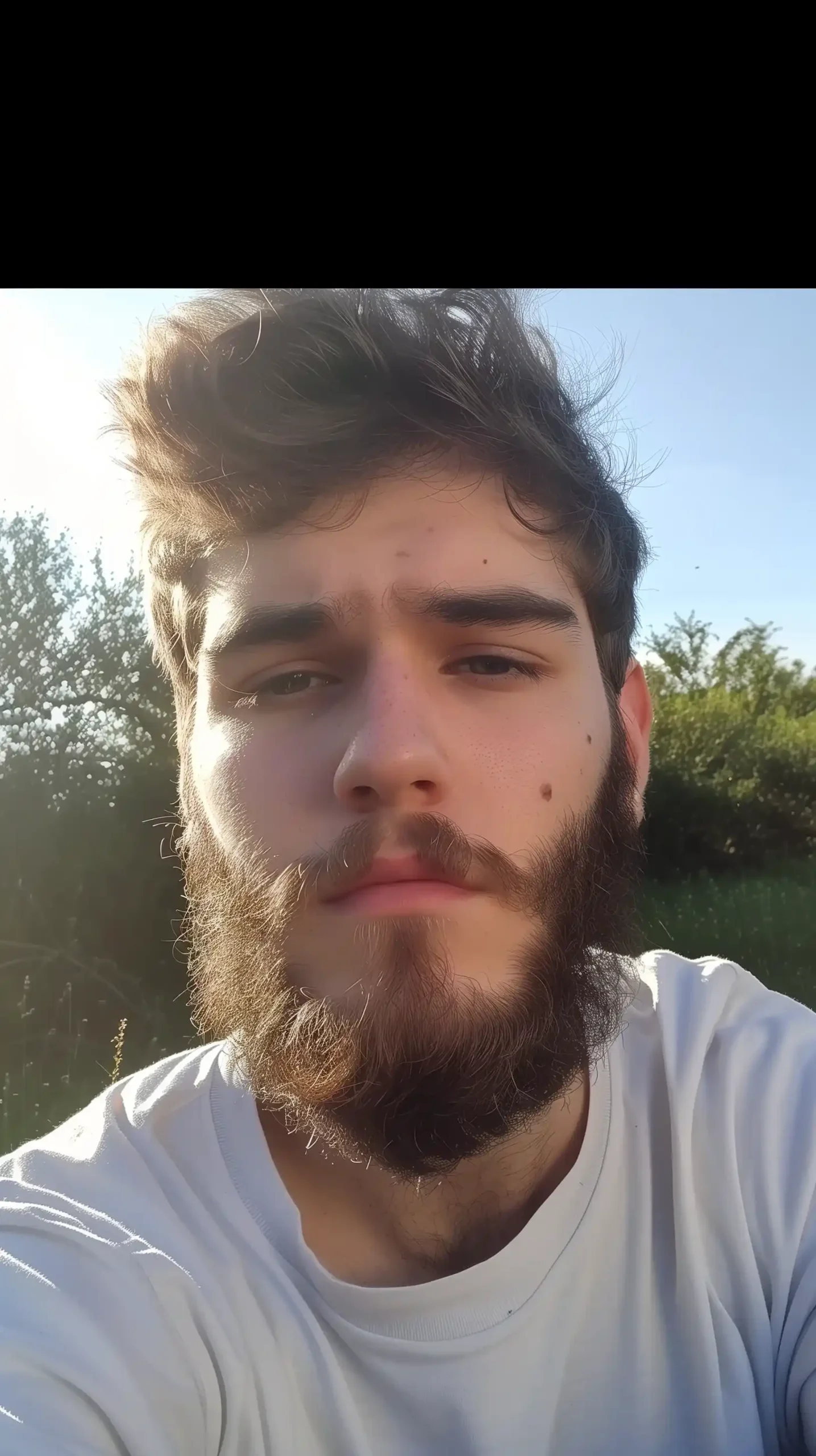 Raw Vlog 18-Year-Old Beard Midjourney提示词