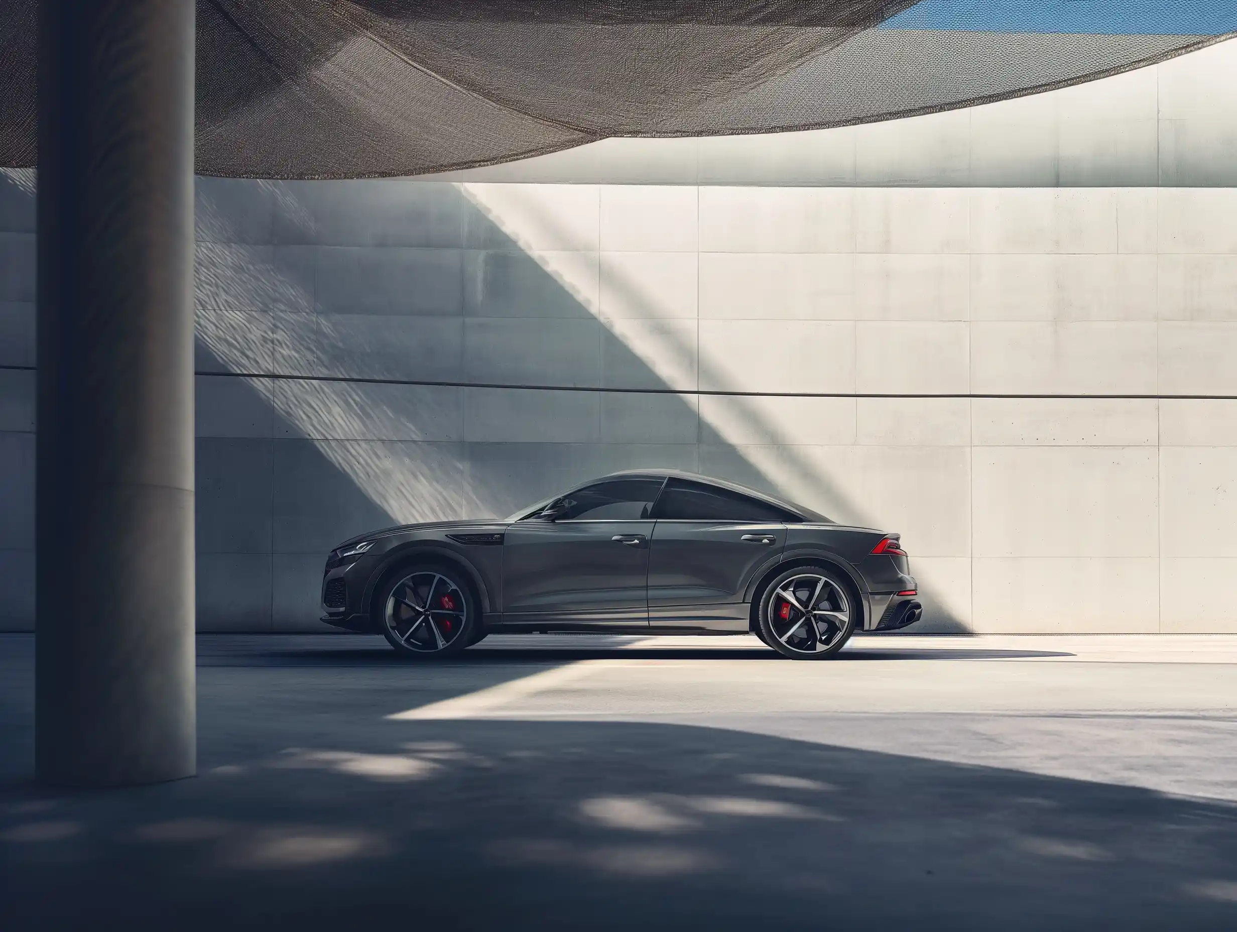 Futuristic Audi RS Q8 Midjourney提示词
