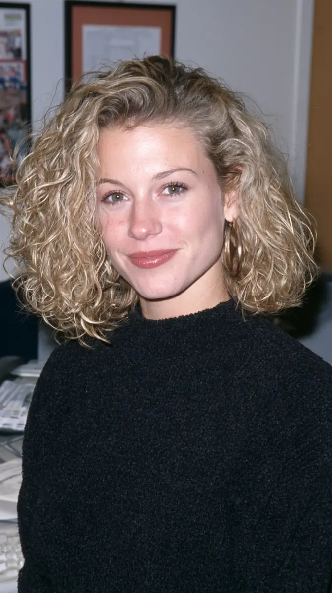 1990s Dotcom Secretary Headshot Midjourney提示词