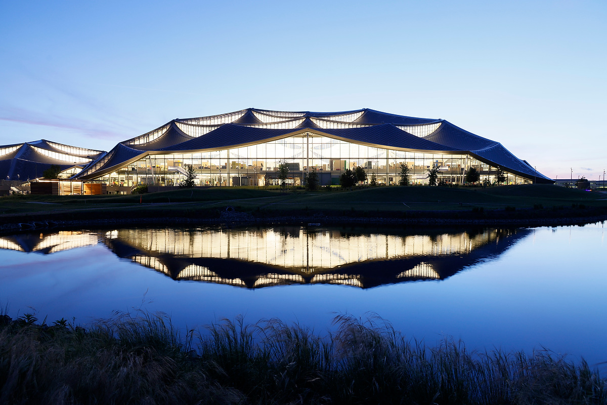 Google Bay View Campus | Modern Architecture Night Reflection Nano Banana提示词