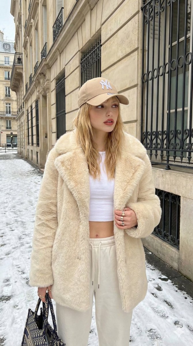 Chic Winter Street Style: Faux Fur Coat & NYC Cap Nano Banana提示词