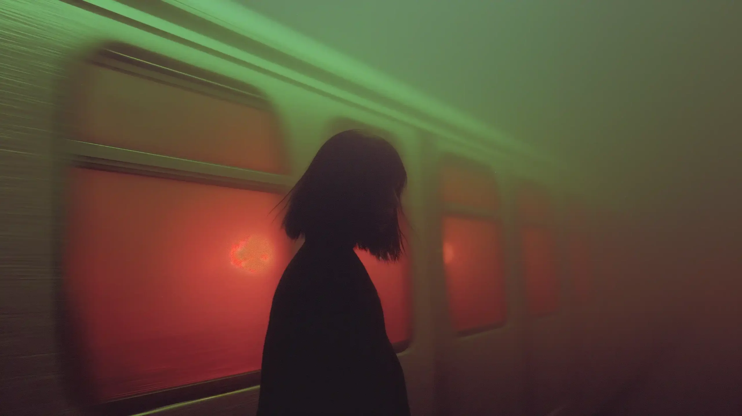 Cinematic Chaos 35mm Raw Midjourney提示词