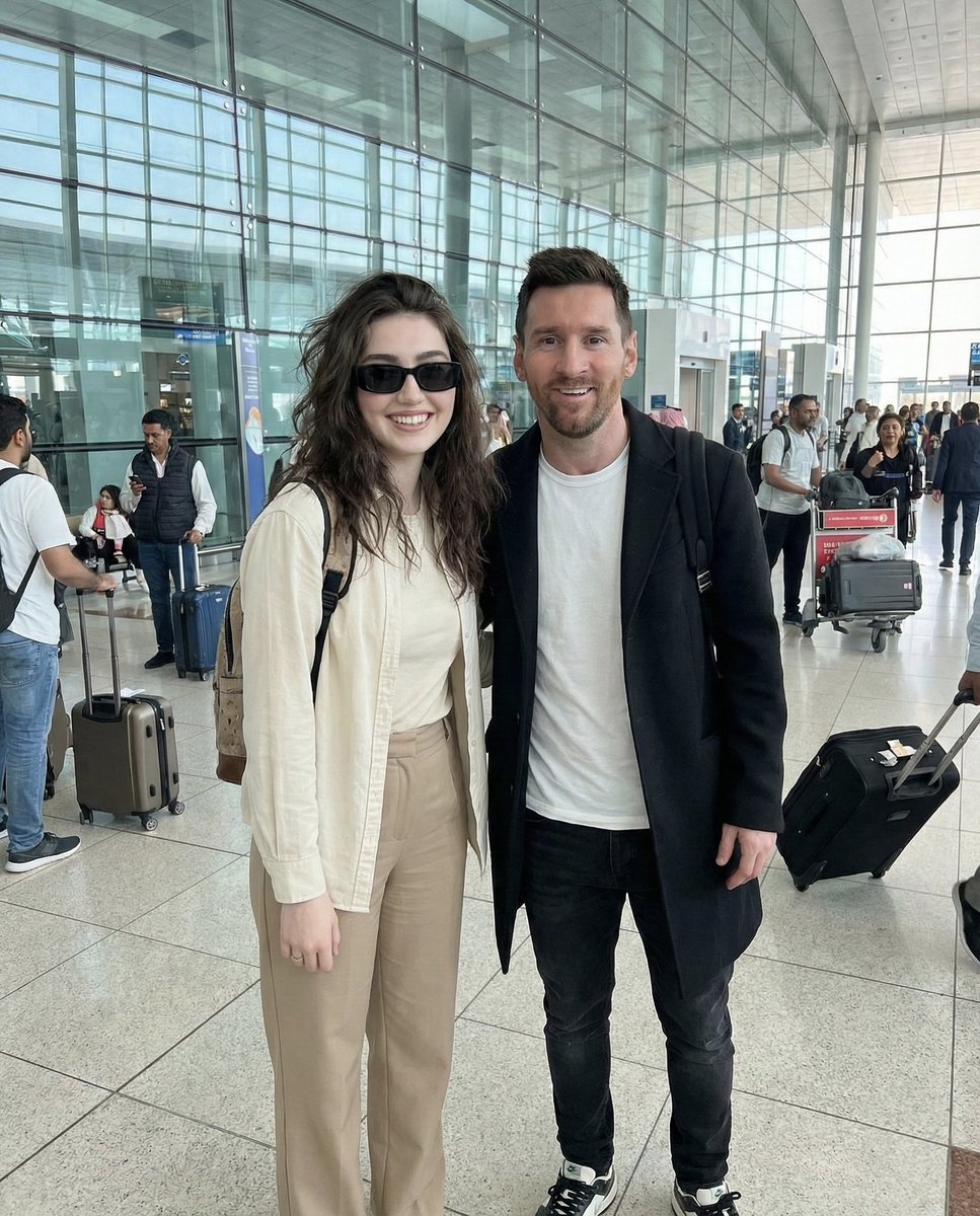 Celebrity Airport Photo: Lionel Messi & Fan Portrait Nano Banana提示词