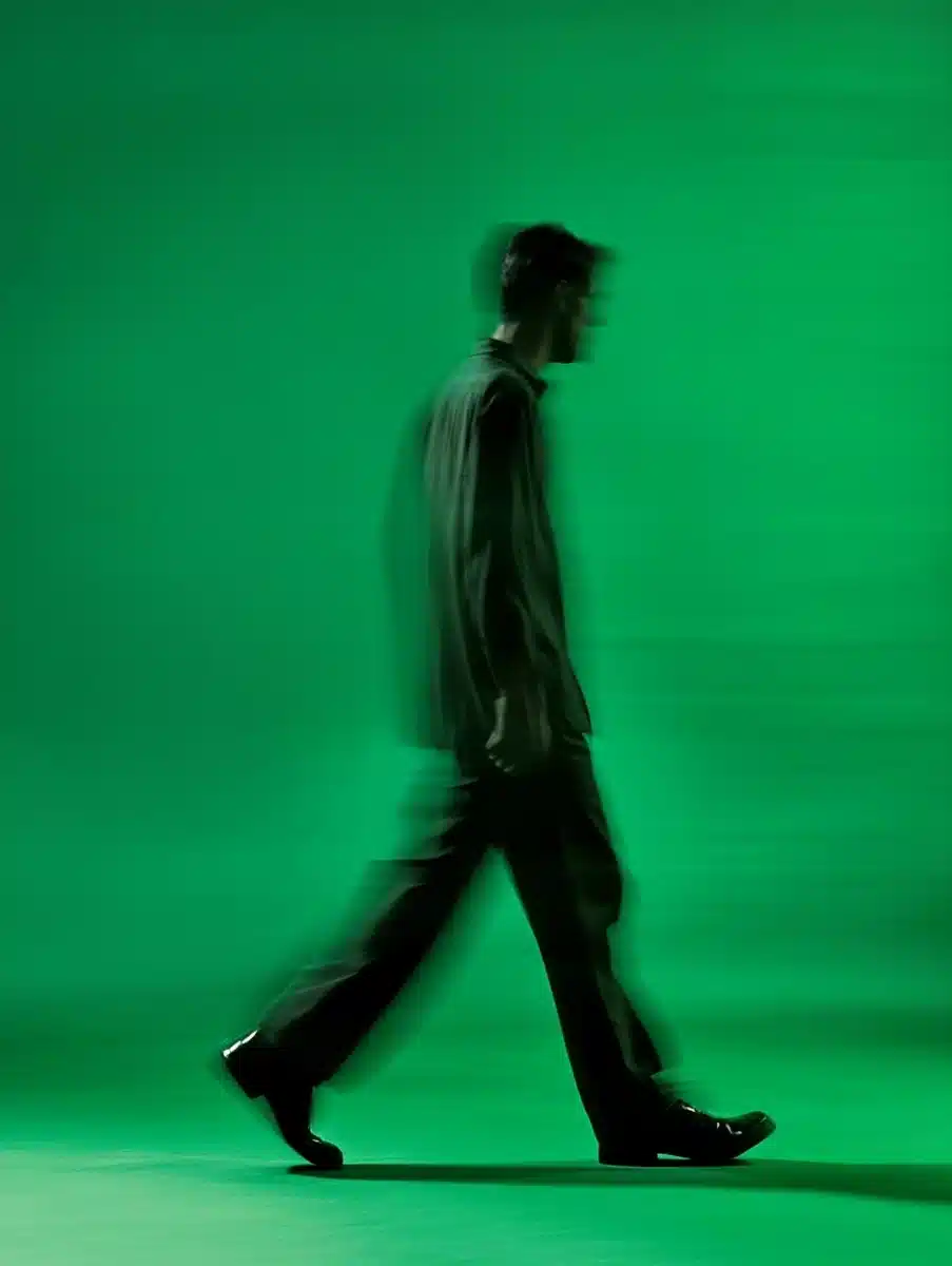 Motion Blur Man Walking Midjourney提示词