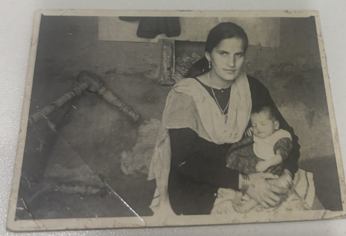 Vintage Mother and Baby Portrait Photography Nano Banana提示词