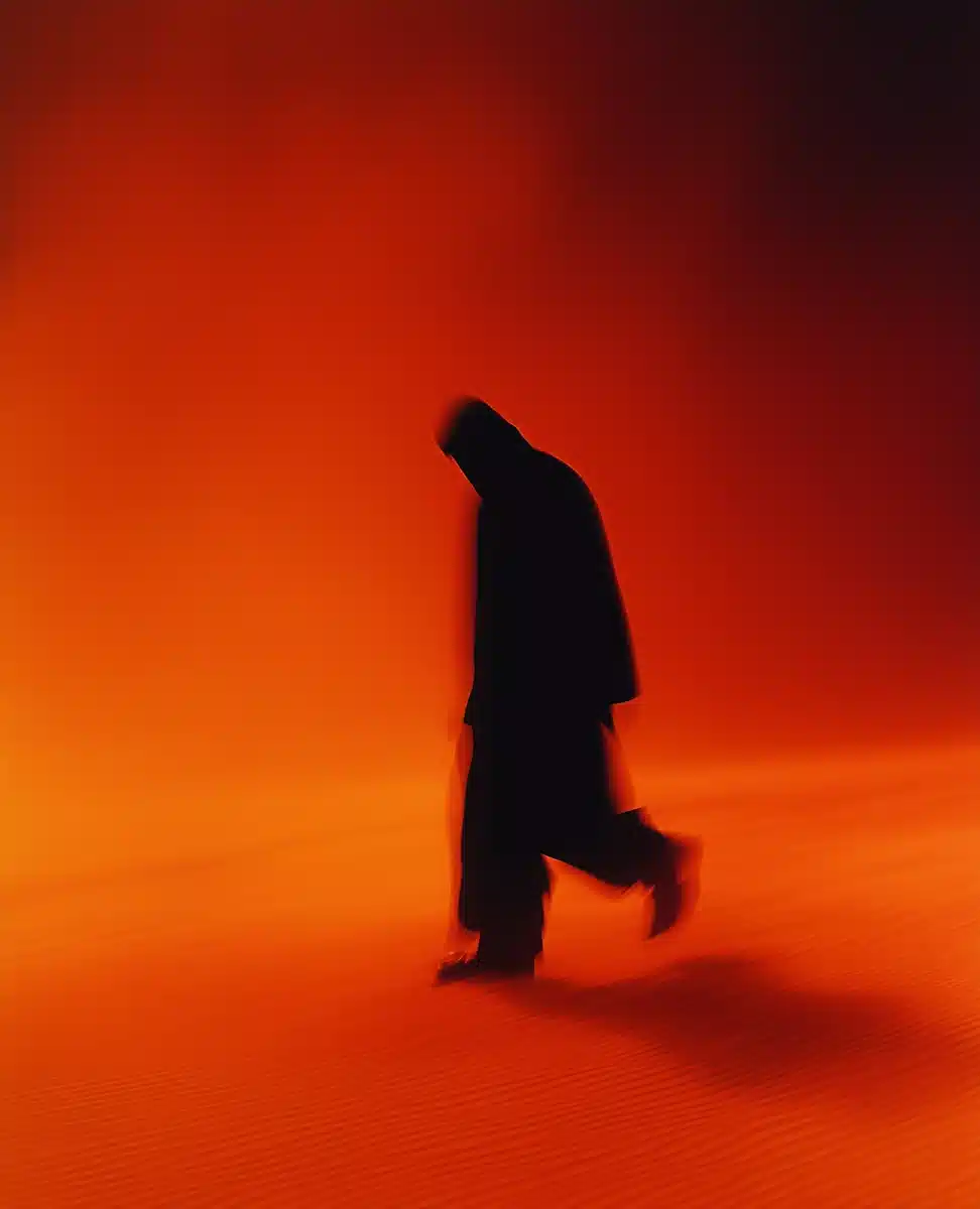 Silhouette in Grainy Desert Midjourney提示词