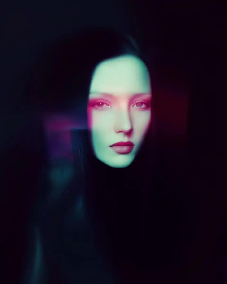 Dramatic Portrait of Woman Midjourney提示词