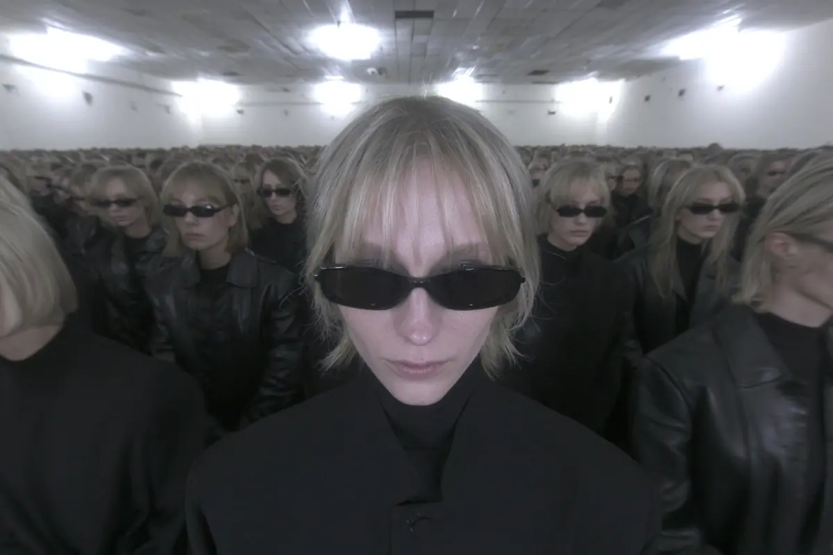 Documentary Crowd Awaiting Algorithm Midjourney提示词