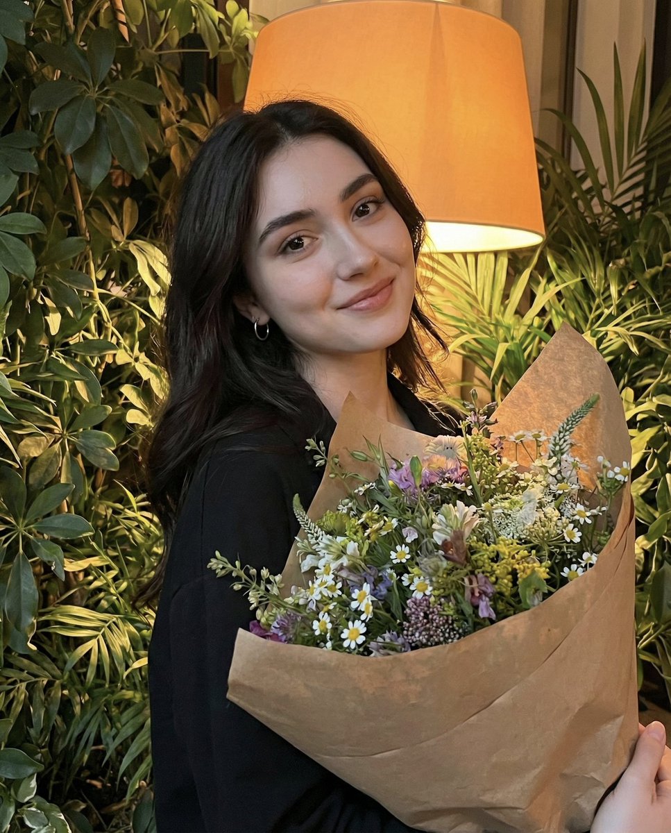 Smiling Woman with Wildflower Bouquet, Warm Indoor Portrait Nano Banana提示词