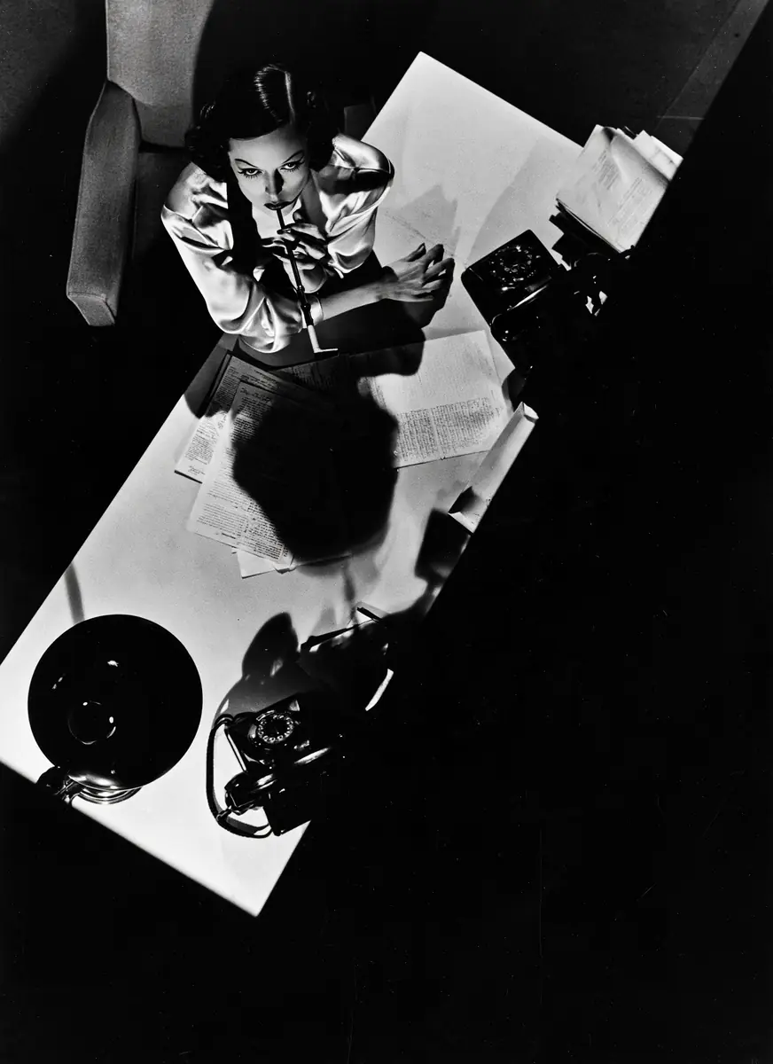 Film Noir Detective Scene Midjourney提示词
