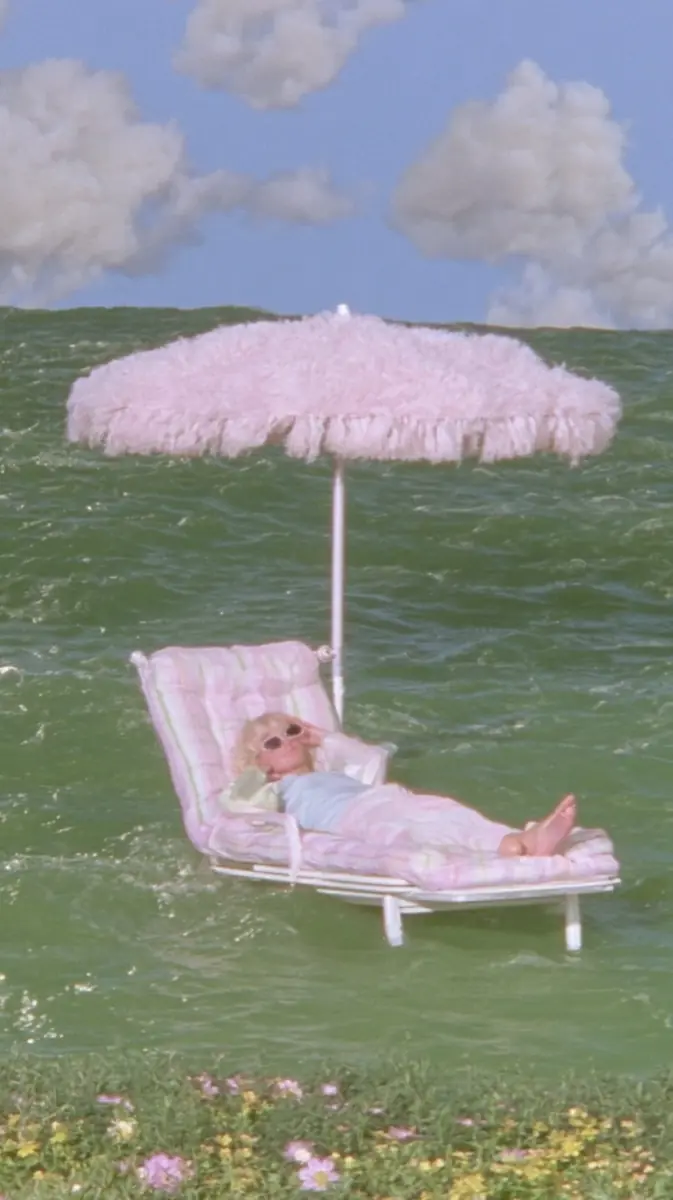 Sunbathing Woman In Ocean Midjourney提示词