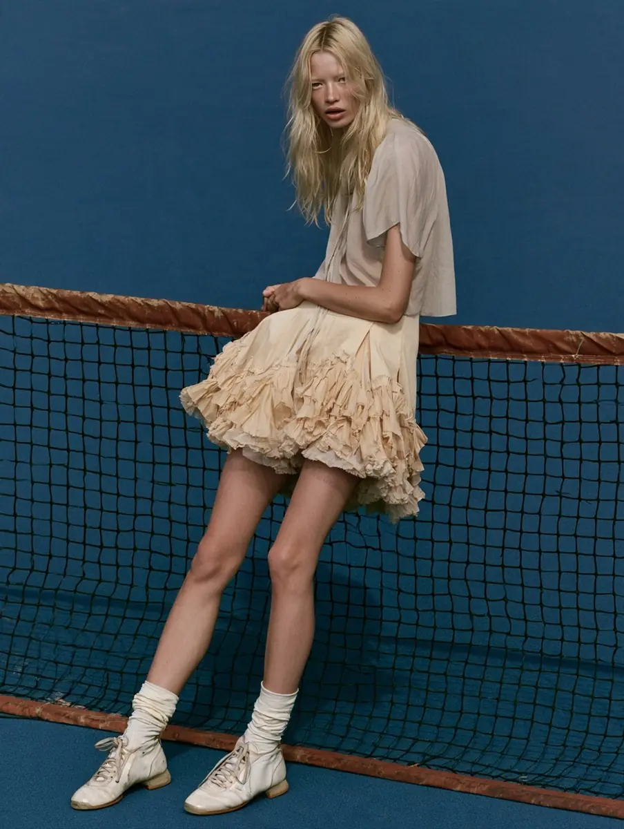 Woman on Tennis Court Midjourney提示词