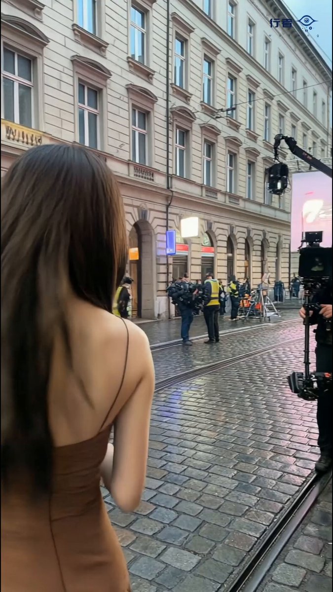 Candid Fashion Shoot on Wet Cobblestone Street - BTS Nano Banana提示词