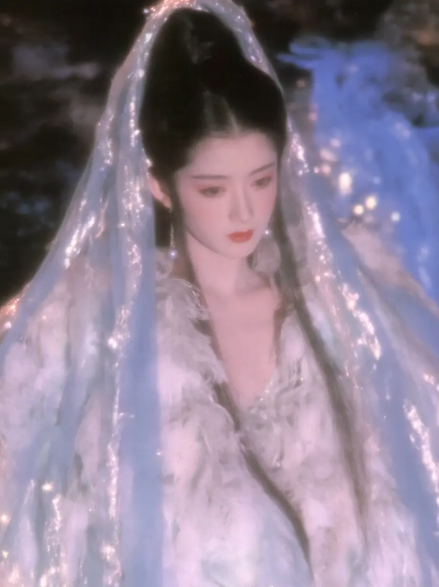 Porcelain Ice Celestial Portrait Midjourney提示词