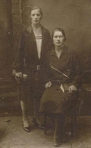 Vintage Sepia Portrait: Two Women in 1930s Fashion Nano Banana提示词