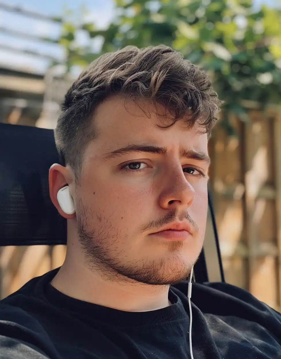 Low Angle Selfie with Airpods Midjourney提示词