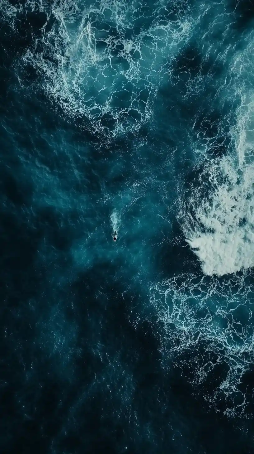 Hyper-Realistic Swimmer in Ocean Midjourney提示词