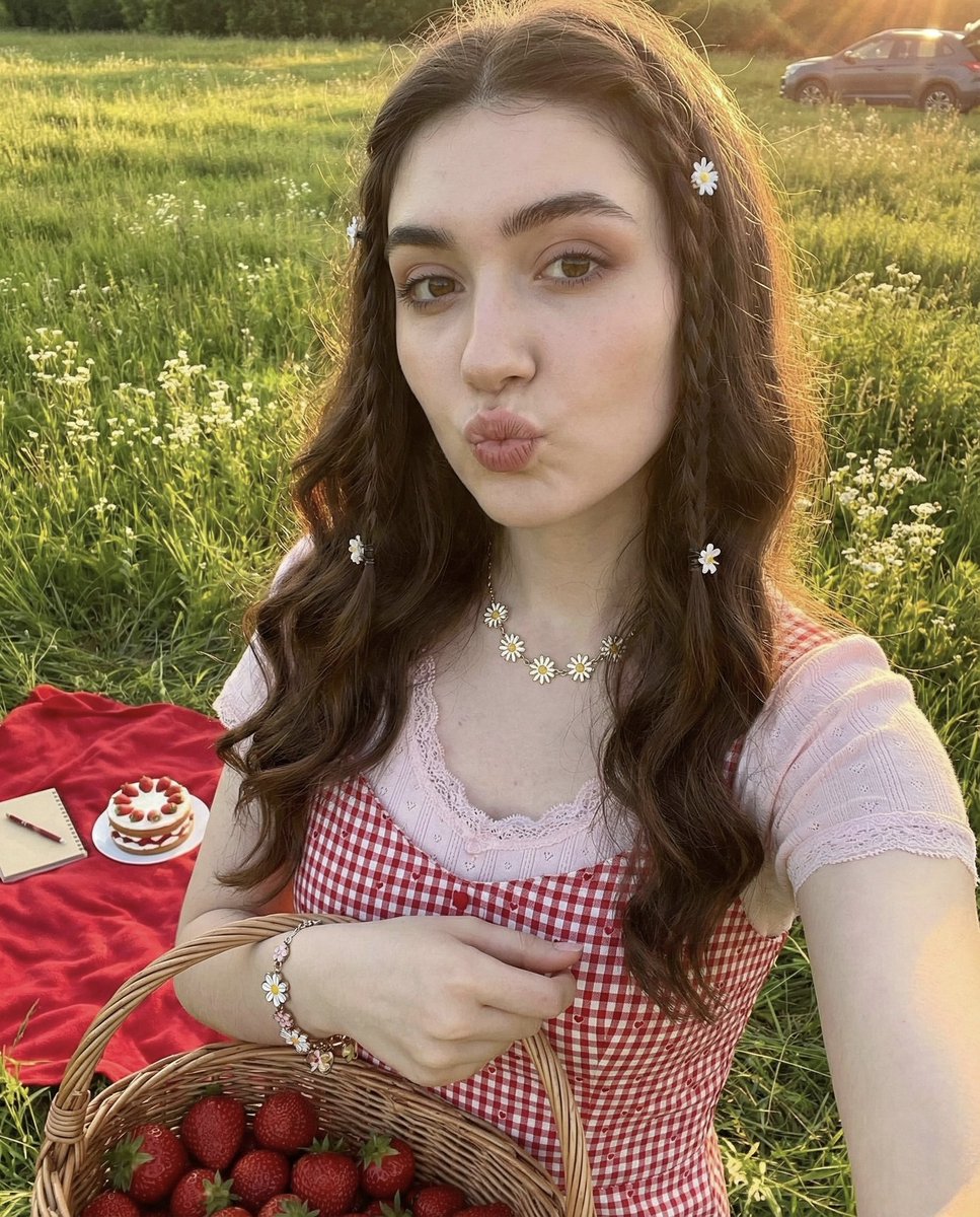 Summer Picnic Selfie: Woman with Strawberries & Daisies Nano Banana提示词