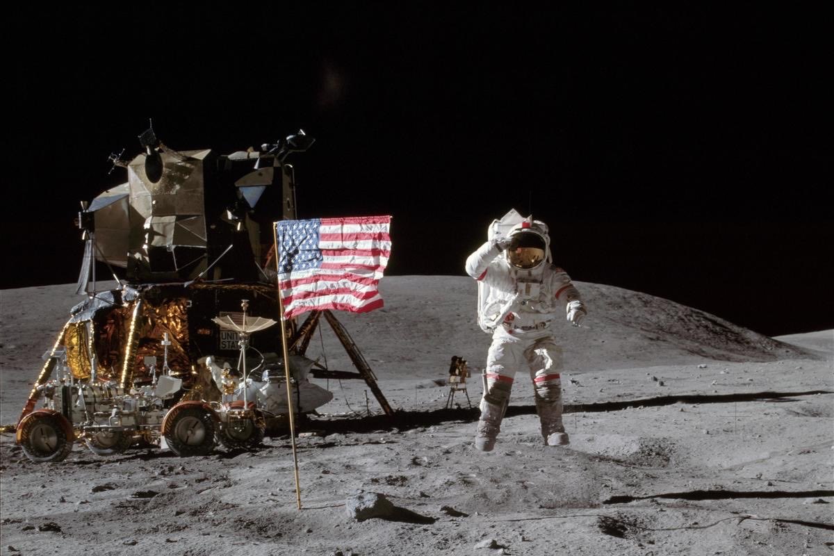 Astronaut Moon Landing: Apollo Mission Historic Photo Nano Banana提示词