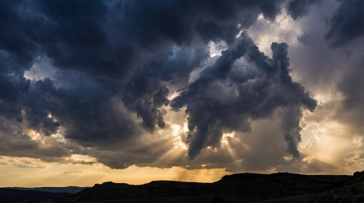 Epic Sunset Sky: Sun Rays Piercing Dark Storm Clouds Nano Banana提示词