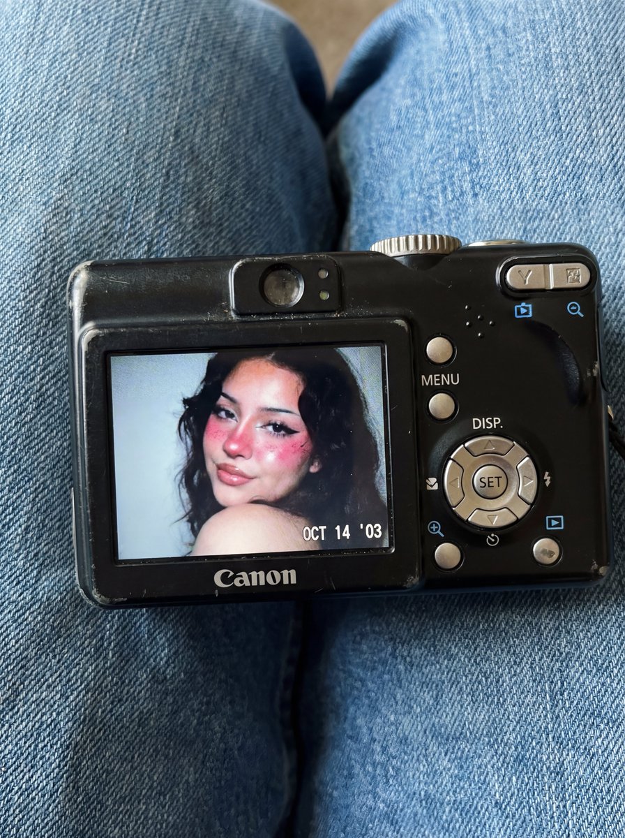 Vintage Digital Camera Portrait | Y2K Aesthetic & Nostalgia Nano Banana提示词