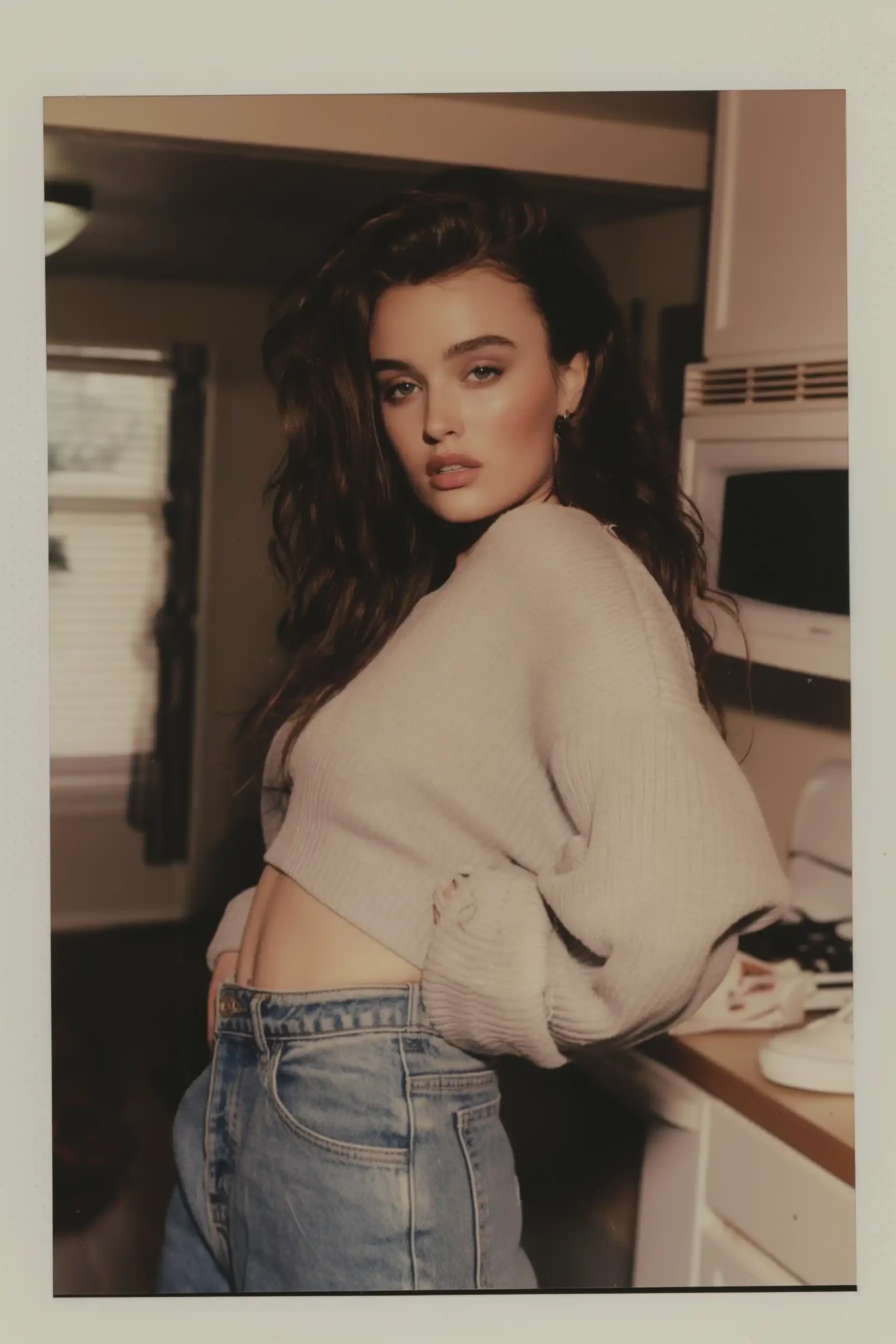 90s Katherine Langford Polaroid Midjourney提示词