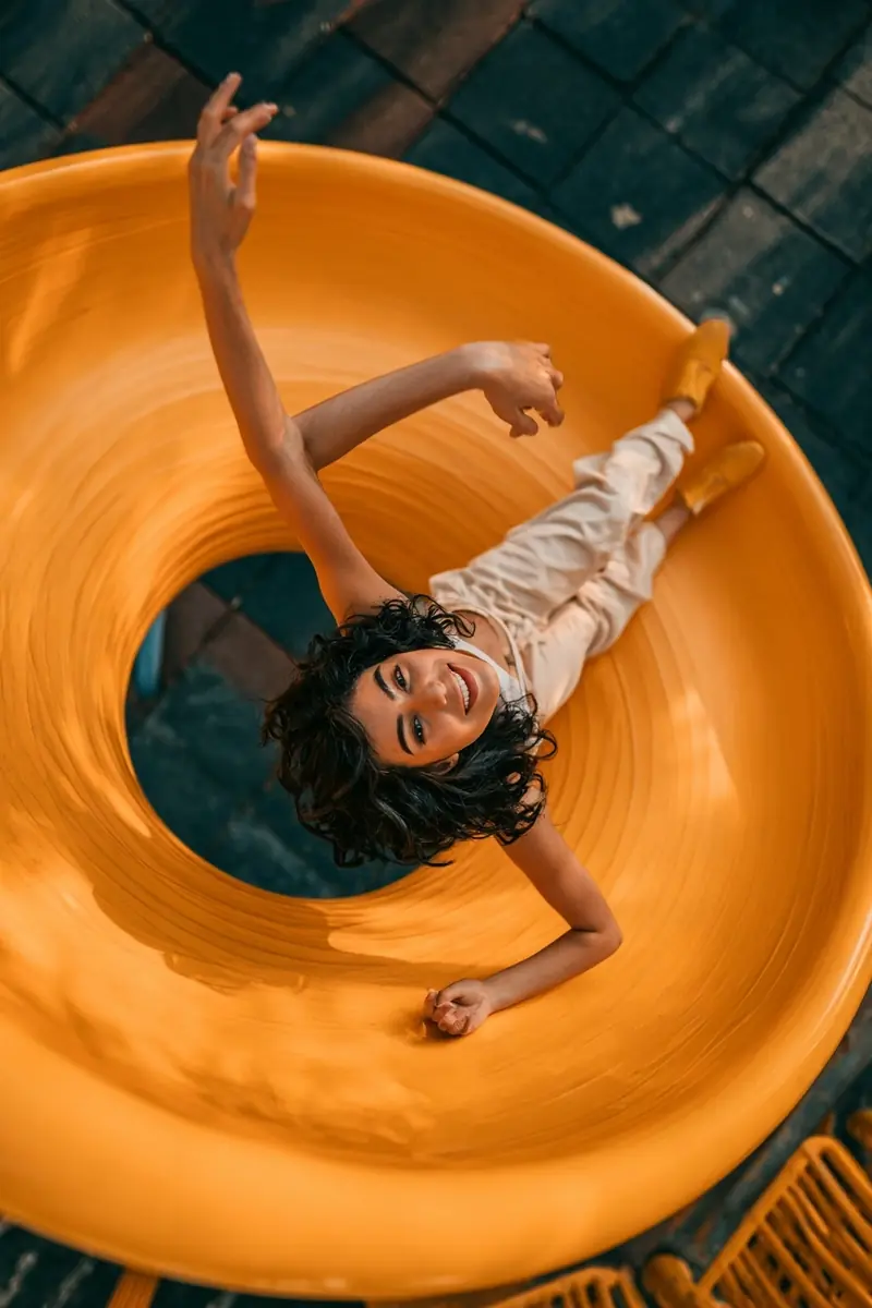 Woman In Yellow Slide Midjourney提示词